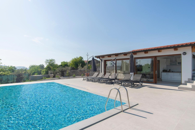 Sport & Beauty, Private Apartment HerMes arT on the Karst Shared Pool & Parking, Sežana