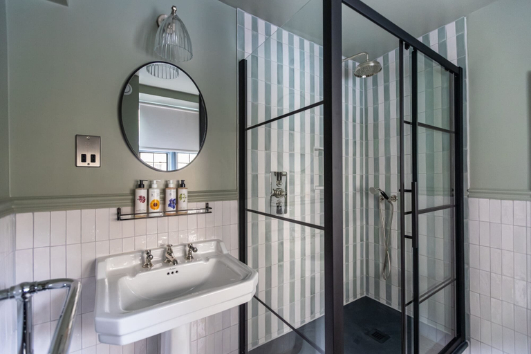 Bathroom 2, The Bull on Bell Street, Oxfordshire