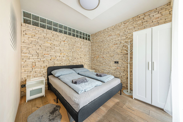 Room 2, La Dolce Vita –Massage Shower Stay W/ Ac + Balcony, Budapesti