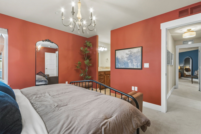 Room 3, Modern Urban Retreat Near Old Town Fire Pit, Arcade, Bikes, Larimer