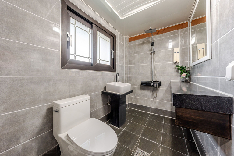 Bathroom 3, Gyeongju Palace Hanok Kids Pool Villa, Gyeongju