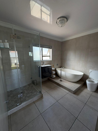 Bathroom 2, Naliya Guest house, City of Cape Town
