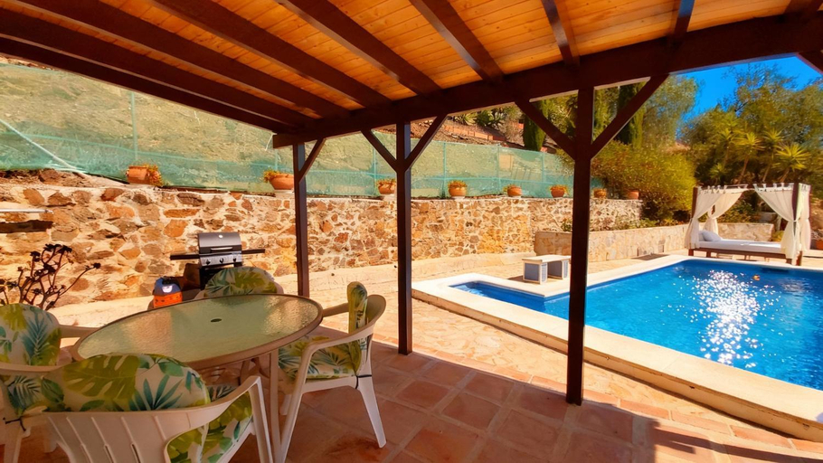 Sport & Beauty 2, Villa Clara beautiful villa, heated pool, 10 min beach by Rentasunnyplace, Málaga