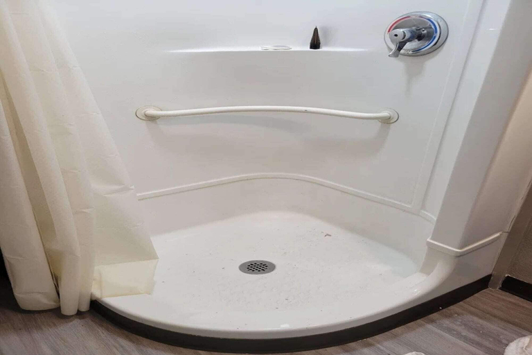 Bathroom 3, Studio 6 Lafayette, LA – I-10 & I-49 N, Lafayette