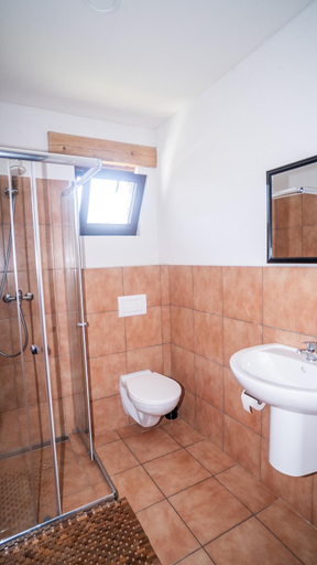 Bathroom 3, Kuria Bzenica, Žiar nad Hronom
