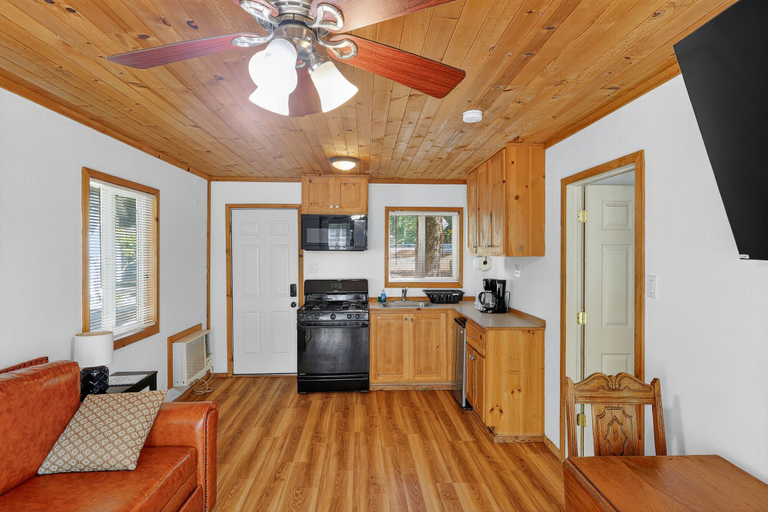 Interior, Rouge Cobb Mountain Hotel - Cabin 2, Lake