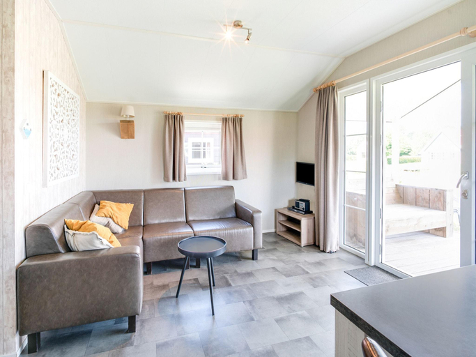 Others 5, Glamping with Veranda Over Water, Noordoostpolder