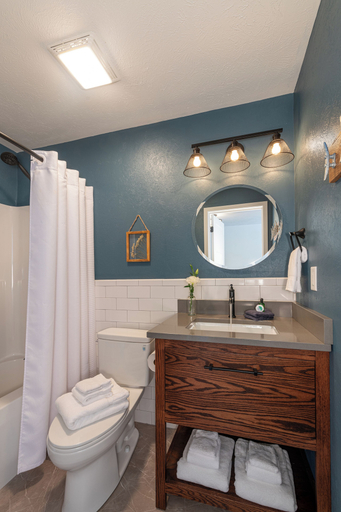 Bathroom 4, The Lakehouse Inn at Sledd Creek, Marshall