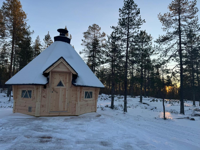 Others 4, Lakeside holiday home, Lapland