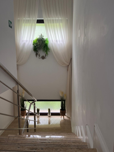 Public Area 2, Casa Munty, Orlat