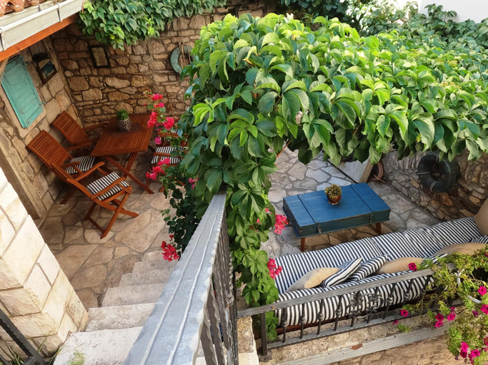 3, Stone House Hedonia, Blato