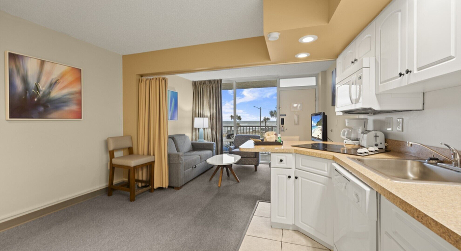 Private kitchen 4, Outrigger Beach Club Resort by Coolvacay, Volusia