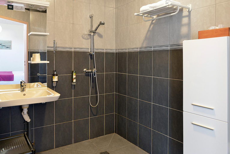 Bathroom, Logis Hotel Restaurant Berry Relais, Indre