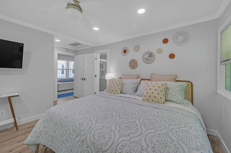 Room 5, 4BR Home Yard, Patio, Near Beach and UNCW, New Hanover