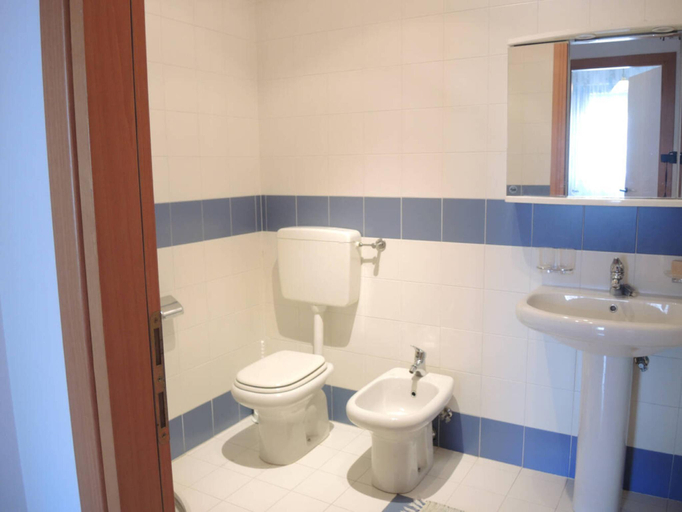 Bathroom 3, Two-Bedroom Apartment in residence with balcony and swimming pool, Venezia