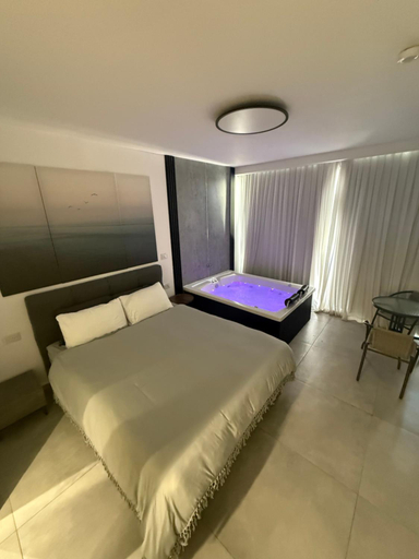 Bedroom 2, חוויה בכיכר