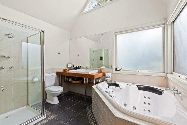 Bathroom 2, Two Truffles Cottage Accommodation, Yarra Ranges - North