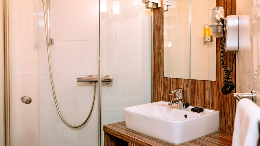 Bathroom 3, Hotel Middelburg, Middelburg