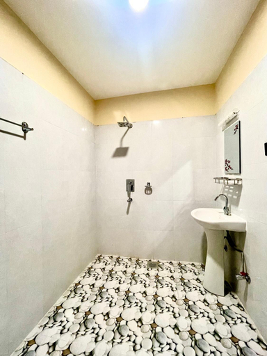 Bathroom 3, Hotel Happy Land, Narayani