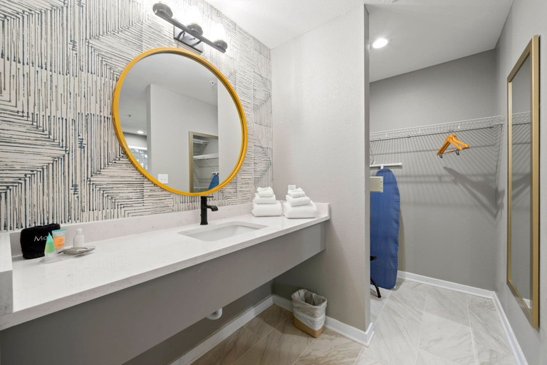 Room 5, Prime Buckhead Chic Condo in Atlanta, Atlanta