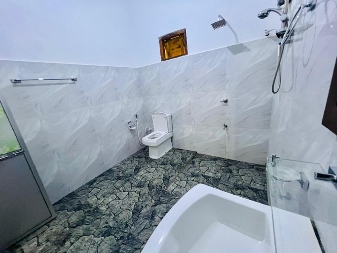 Bathroom 3, Hotel Oleena, Hingurakgoda