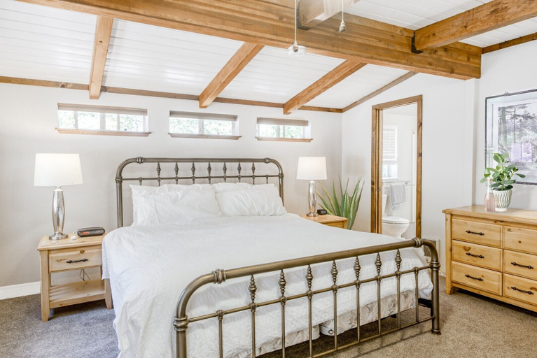 Room 5, Yosemite Gateway Cabin Valley Views, Sleeps 10, Tuolumne