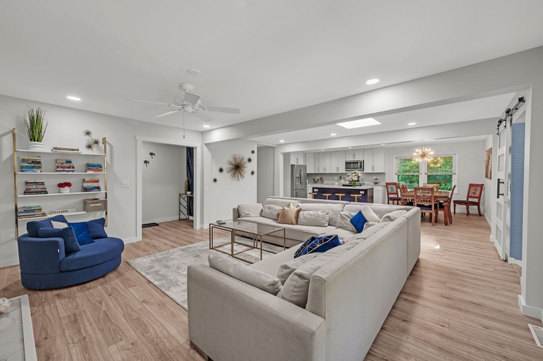 Living area 2, 4BR Home Yard, Patio, Near Beach and UNCW, New Hanover