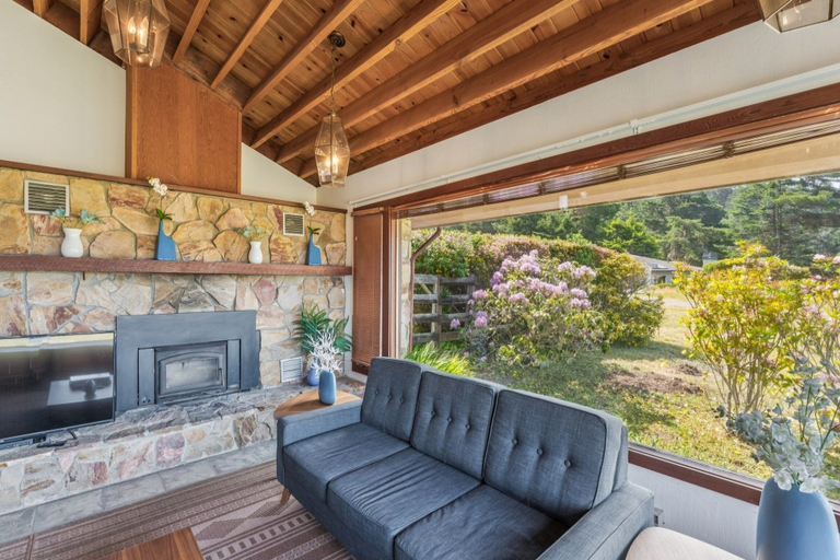 Living area 4, Beach Gem Scenic Views & BBQ Yard, Mendocino