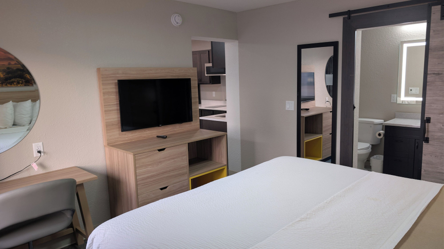 Bedroom 3, Days Inn by Wyndham Champaign/Urbana, Champaign