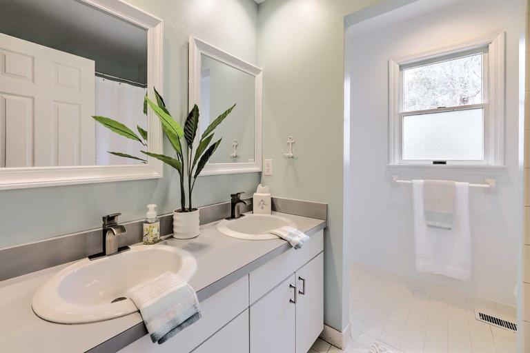 Others 2, Luxury Maineville Villa w/ Private Pool & Deck, Warren
