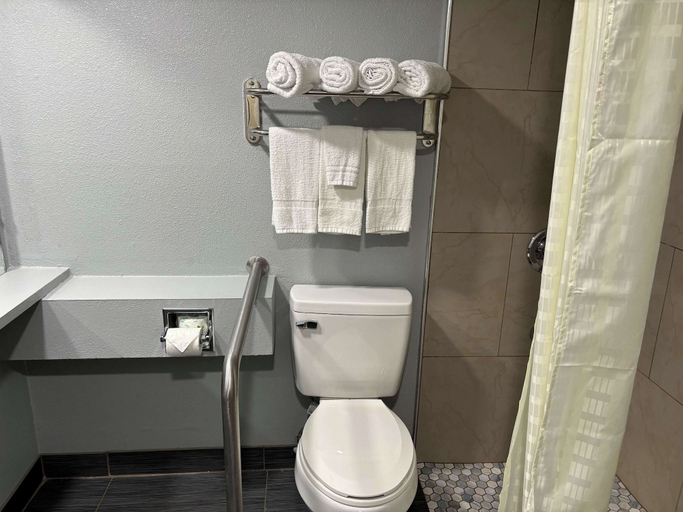 Bathroom 4, Studio 6 Suites Memphis, TN – East Memphis, Shelby