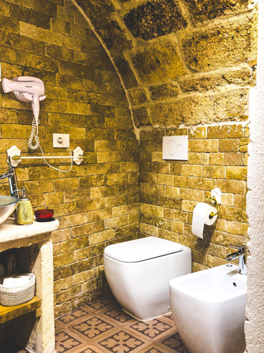 Bathroom 3, Corte Lirice Paradiso, Bari