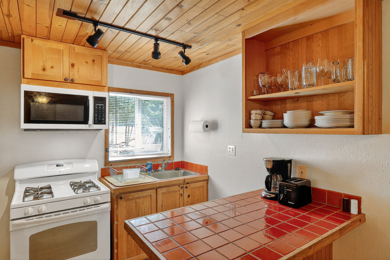 Private kitchen, Rouge Cobb Mountain Hotel - Cabin 5, Lake