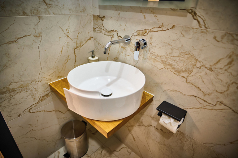 Bathroom 4, AMEL ROOMS, Medias