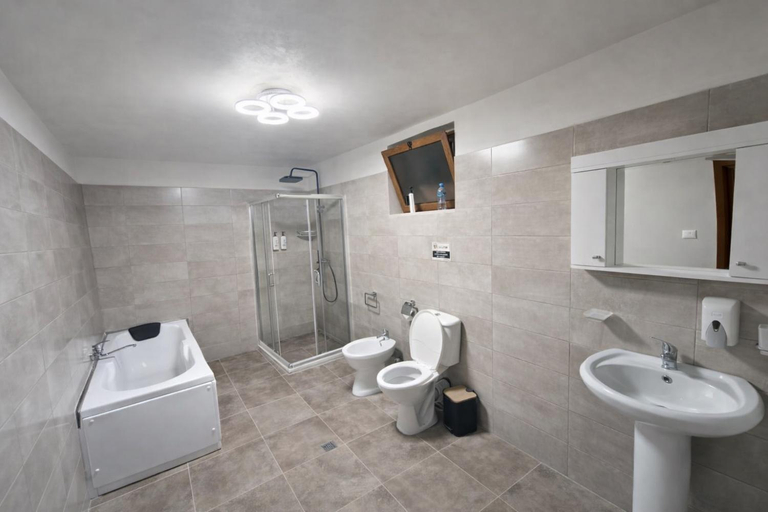 Bathroom 3, Keshtjella Xhabeqos, Tirana