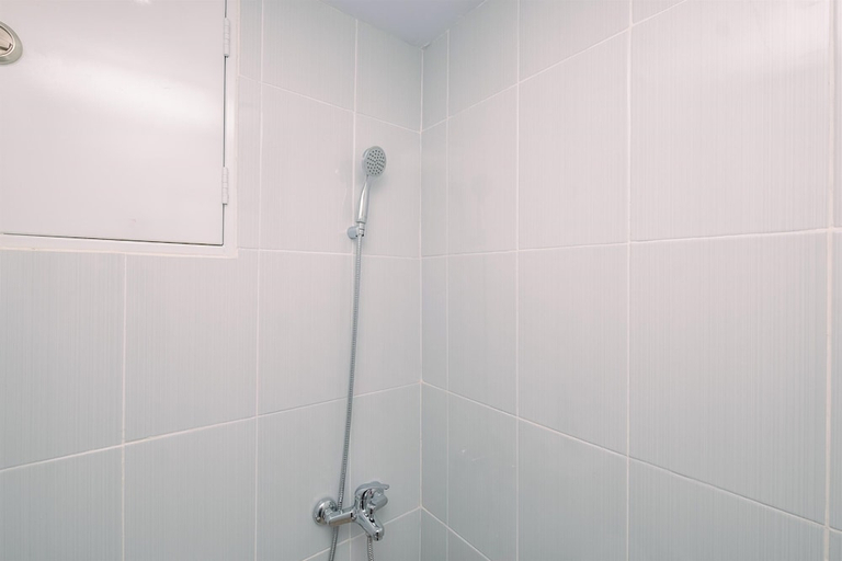 Bathroom 3, Nice And Cozy Studio At La Hub City Apartment, South Jakarta