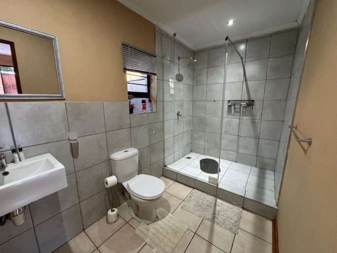 Bathroom, 3 Schnehage Guesthouse, Lejweleputswa