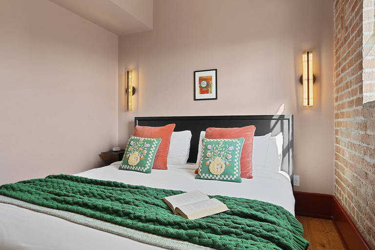 Room 2, The Gisele - 4BR 3BA for 8 with Pool, Orleans