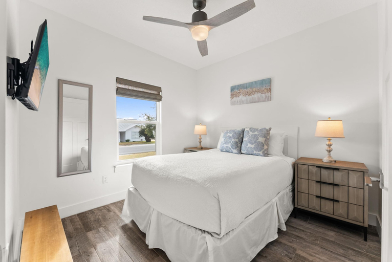 Room 2, Beach House - Sunny Sands, Bay