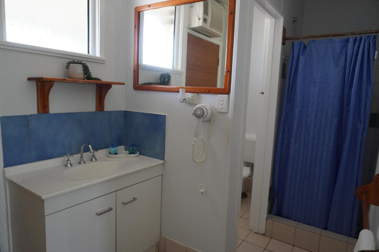 Bathroom 2, Ocean View Motel, Bowen