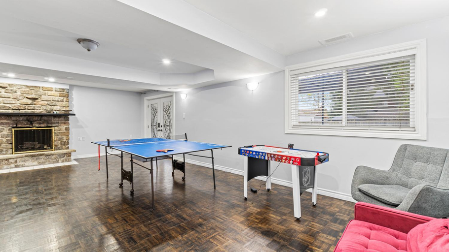 Others 4, Family Home Near Toronto, Game Room, Backyard, Parking, Self-Checkin, Durham