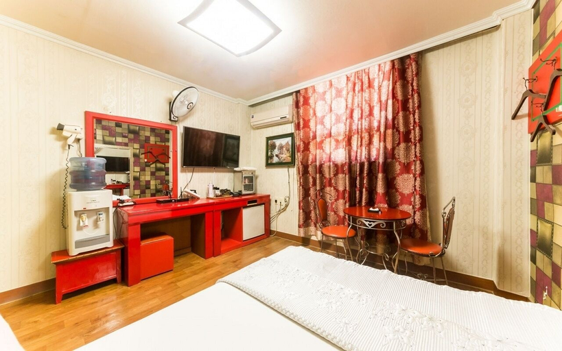 Room 5, Silla Motel, Pocheon