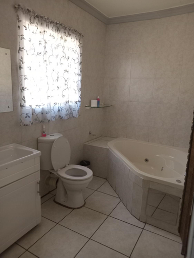 Bathroom 4, African Elephant Guest House, Ekurhuleni