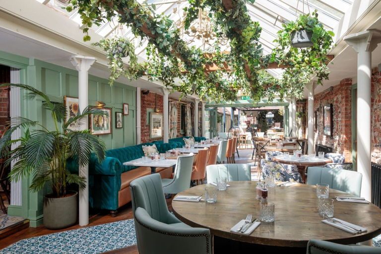 Outdoor dining, The Bull on Bell Street, Oxfordshire