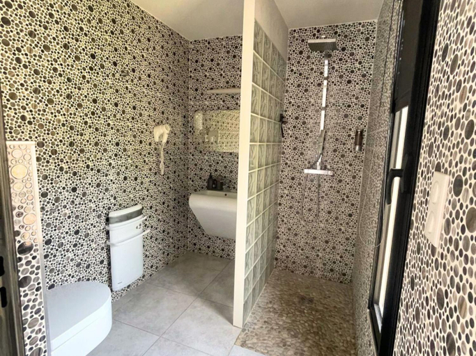 Bathroom 3, Les Madones, Gard