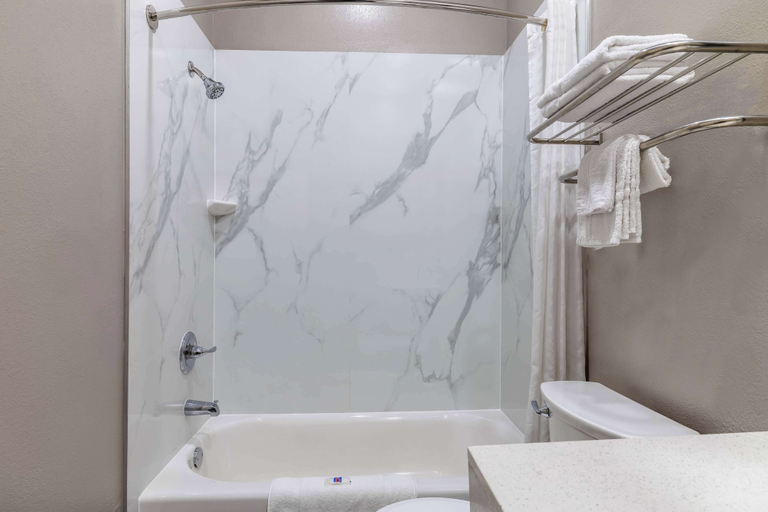 Bathroom 4, Studio 6 Suites Brenham, TX, Washington