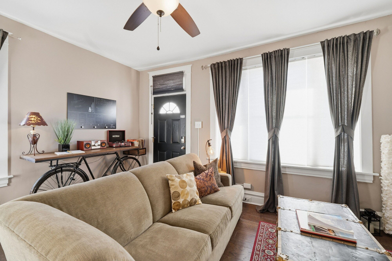 Living area 5, The Chocolate Suite - Walkable And Peaceful 2 Bedroom Home, Saint Louis