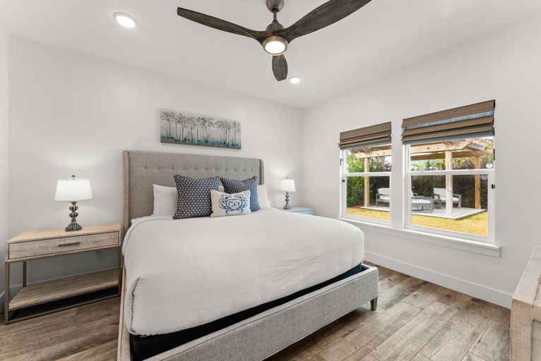 Room 5, Beach House - Sunny Sands, Bay