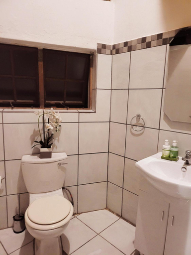 Bathroom, 147@ Simon Bekker Kosmos, Bojanala