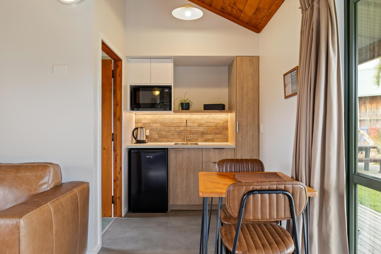 Others 4, Makoura Lodge, Manawatu